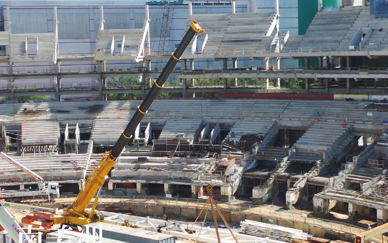 汽車起重機(jī)在巴西圣保羅參與世界杯足球場(chǎng)館建設(shè)