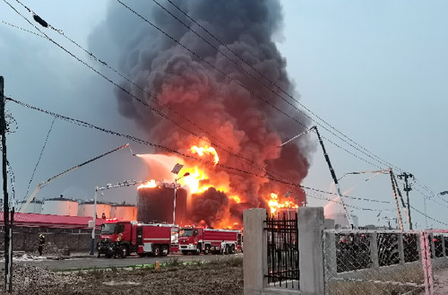 徐工壓縮空氣泡沫消防車救援廣東省佛山市高明區(qū)火災