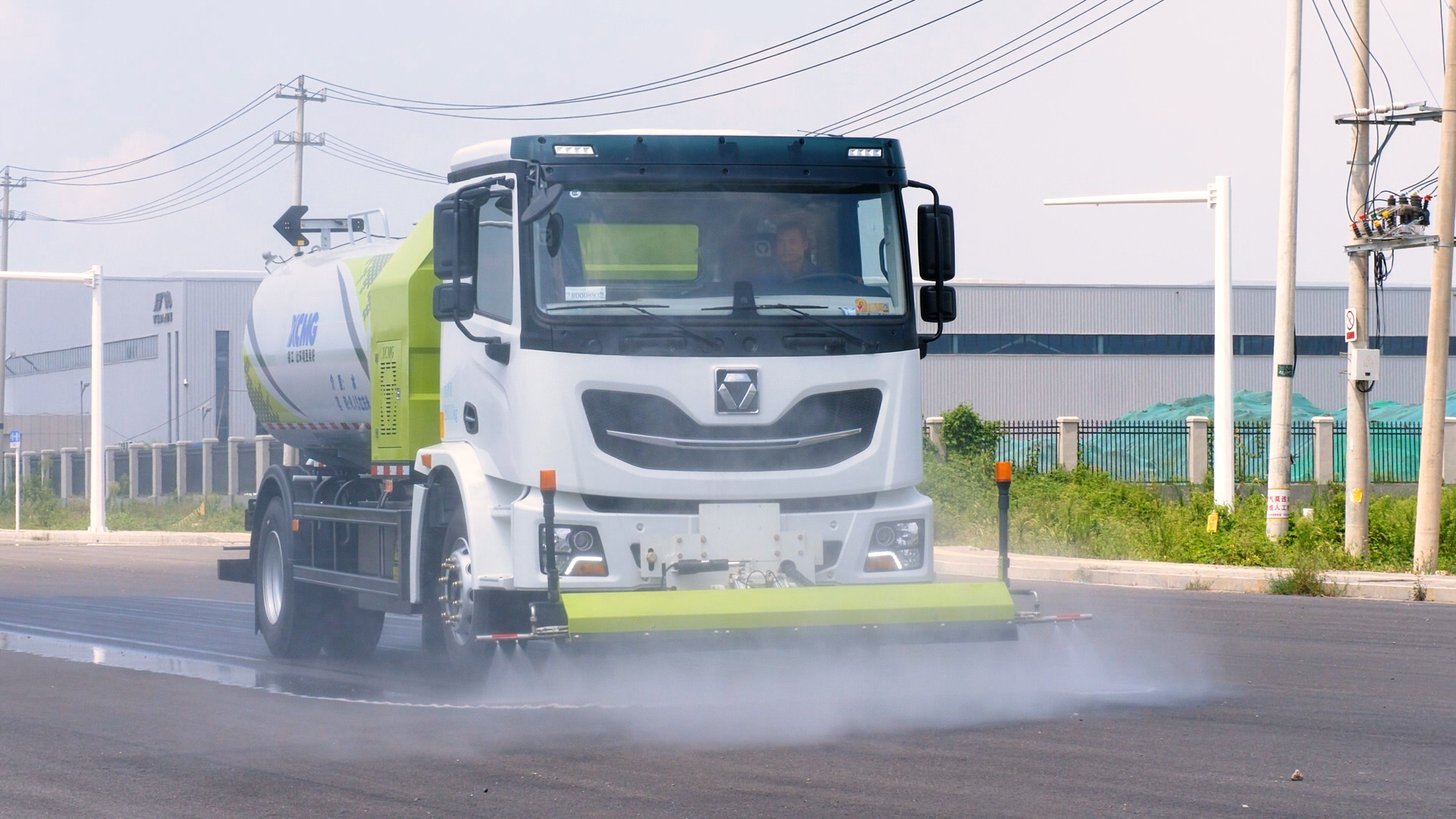 徐工純電動(dòng)高壓清洗車(chē)在徐州月皓路全面清洗